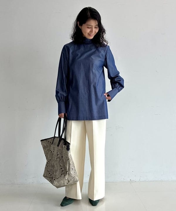 松元 晴佳さんの「BEAMS WOMEN｜AK+1 / シャンブレー ハイネック ブラウス」を使ったコーディネート