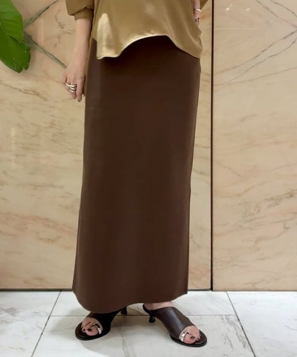 関 桂子さんの「BEAMS WOMEN｜キュプラ Vネック プルオーバーシャツ」を使ったコーディネート