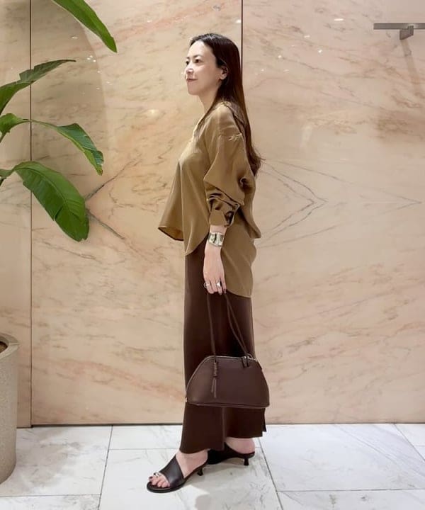 関 桂子さんの「BEAMS WOMEN｜キュプラ Vネック プルオーバーシャツ」を使ったコーディネート