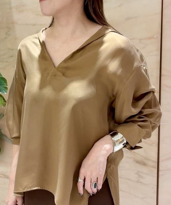 関 桂子さんの「BEAMS WOMEN｜キュプラ Vネック プルオーバーシャツ」を使ったコーディネート