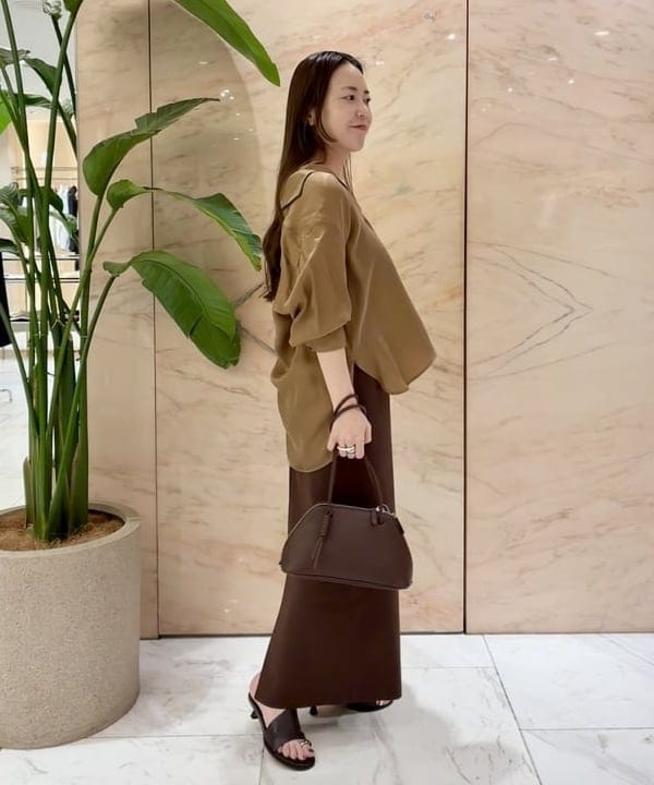 関 桂子さんの「BEAMS WOMEN｜キュプラ Vネック プルオーバーシャツ」を使ったコーディネート