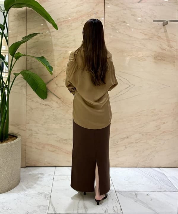 関 桂子さんの「BEAMS WOMEN｜キュプラ Vネック プルオーバーシャツ」を使ったコーディネート