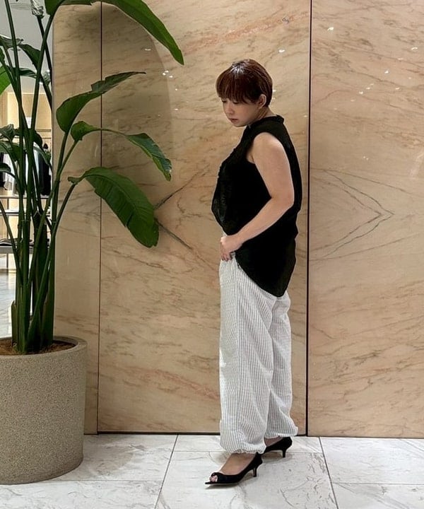 塚越 有紀さんの「BEAMS WOMEN｜PIPPICHIC / CHRISTEL Re-born スエードパンプス」を使ったコーディネート