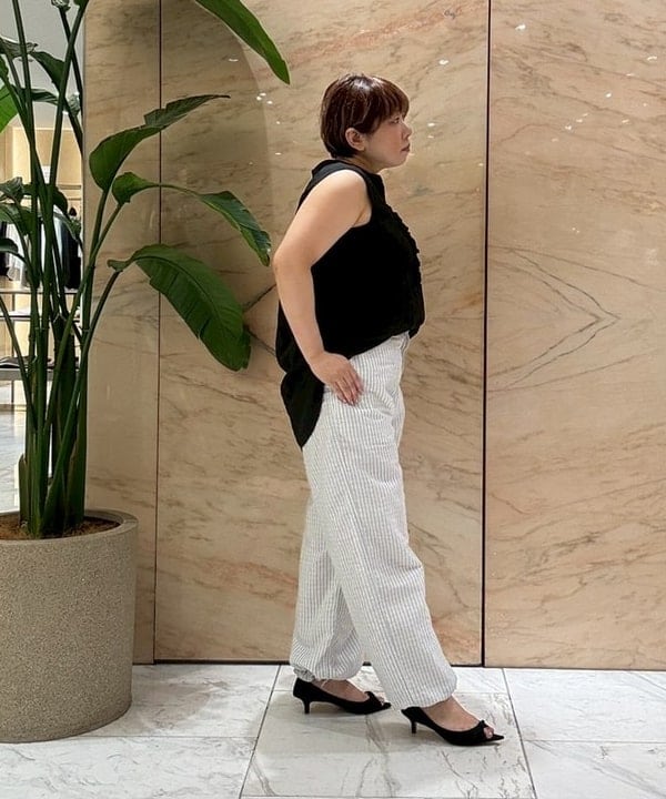 塚越 有紀さんの「BEAMS WOMEN｜PIPPICHIC / CHRISTEL Re-born スエードパンプス」を使ったコーディネート