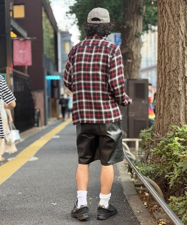 BAKU(東江 漠)さんの「カウレザー イージー ショートパンツ【ワイドストレートフィット】」を使ったコーディネート