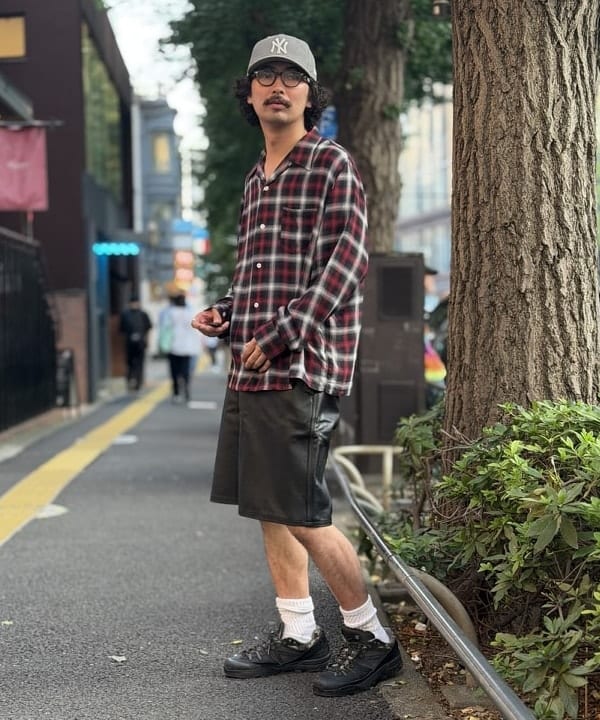 BAKU(東江 漠)さんの「カウレザー イージー ショートパンツ【ワイドストレートフィット】」を使ったコーディネート