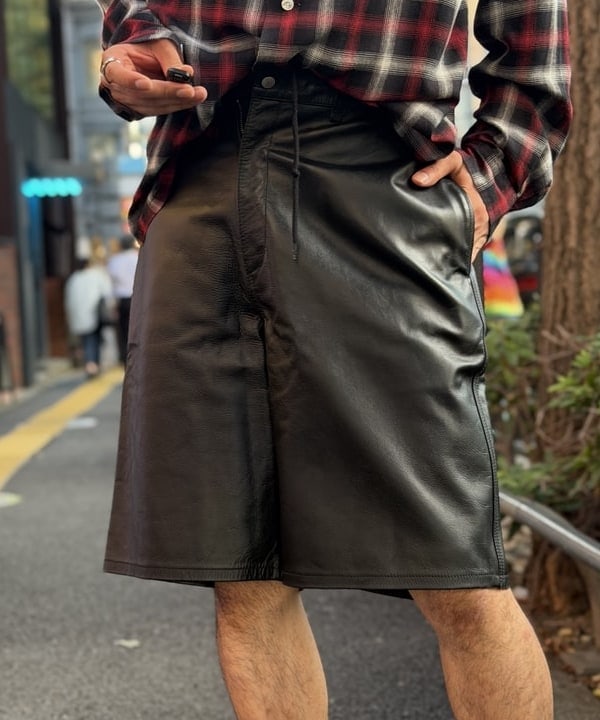 BAKU(東江 漠)さんの「カウレザー イージー ショートパンツ【ワイドストレートフィット】」を使ったコーディネート