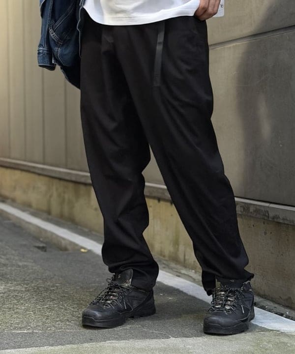 BAKU(東江 漠)さんの「BEAMS｜【別注】Gramicci / スラックス 26SS｜テーパードシルエット スラミチ｜ストレッチ｜ビジカジ」を使ったコーディネート
