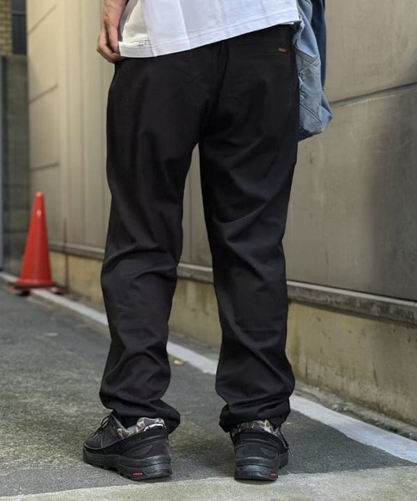 BAKU(東江 漠)さんの「BEAMS｜【別注】Gramicci / スラックス 26SS｜テーパードシルエット スラミチ｜ストレッチ｜ビジカジ」を使ったコーディネート