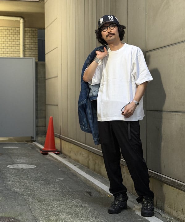 BAKU(東江 漠)さんの「BEAMS｜【別注】Gramicci / スラックス 26SS｜テーパードシルエット スラミチ｜ストレッチ｜ビジカジ」を使ったコーディネート