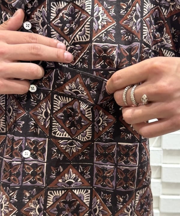 三宅 雄平さんの「BEAMS WOMEN｜Open Collar Block Print ④」を使ったコーディネート
