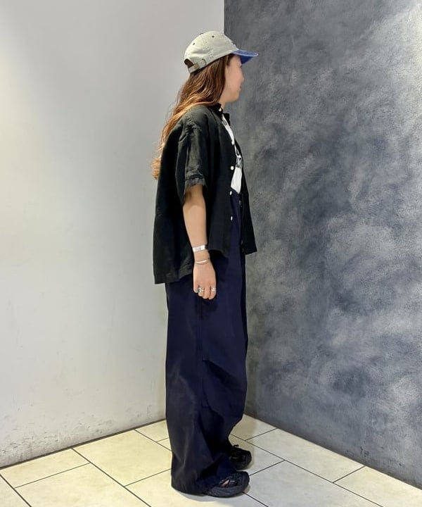 サイトウ　トモミさんの「BEAMS WOMEN｜リネン ソリッド ショートスリーブ ＜イージーケア＞」を使ったコーディネート