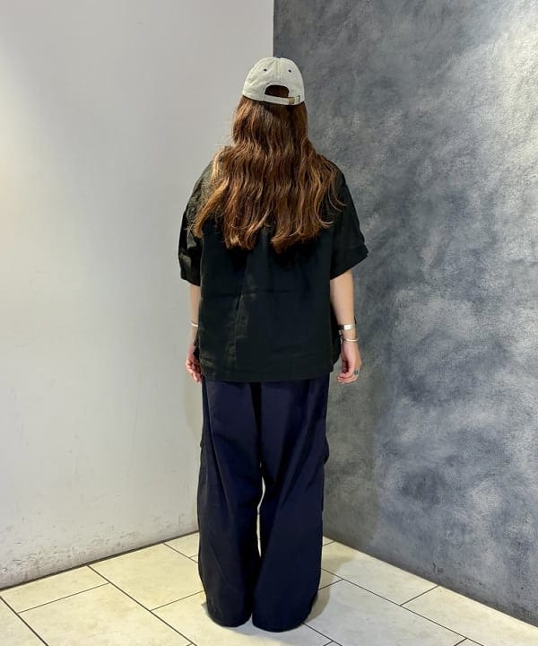 サイトウ　トモミさんの「BEAMS WOMEN｜リネン ソリッド ショートスリーブ ＜イージーケア＞」を使ったコーディネート