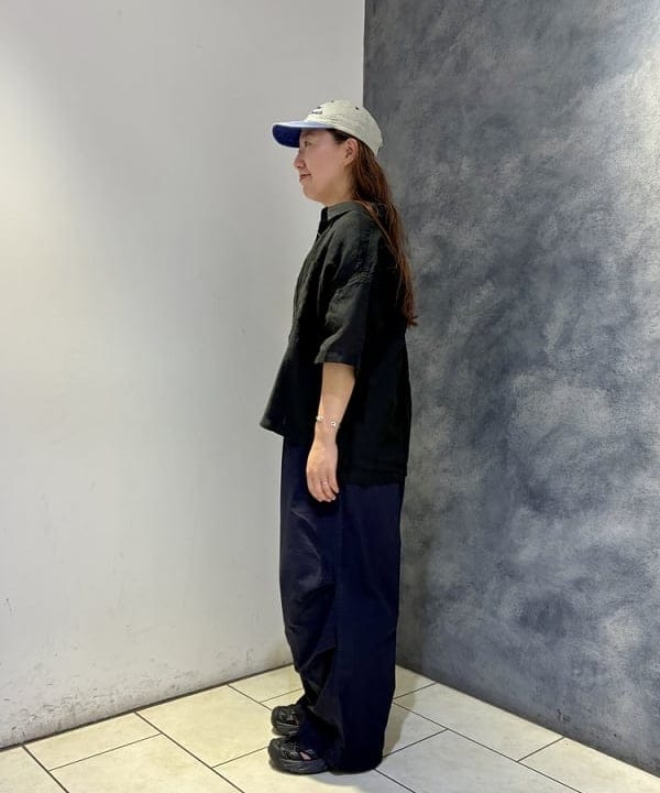 サイトウ　トモミさんの「BEAMS WOMEN｜リネン ソリッド ショートスリーブ ＜イージーケア＞」を使ったコーディネート