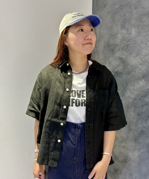 サイトウ　トモミさんの「BEAMS WOMEN｜リネン ソリッド ショートスリーブ ＜イージーケア＞」を使ったコーディネート