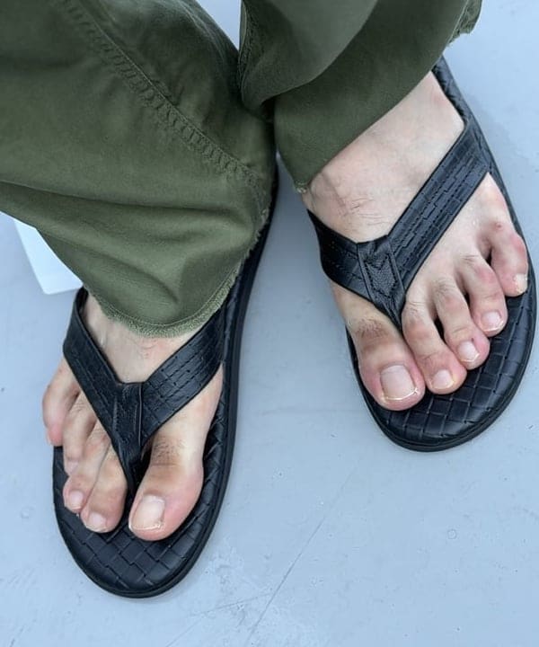 BAKU(東江 漠)さんの「BEAMS｜【別注】ISLAND SLIPPER / レザー トング サンダル｜シンプル｜モノトーン」を使ったコーディネート
