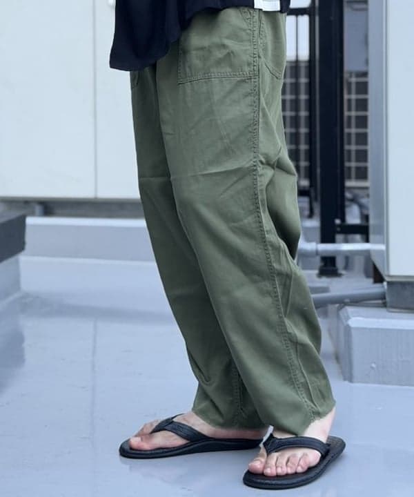 BAKU(東江 漠)さんの「BEAMS｜【別注】ISLAND SLIPPER / レザー トング サンダル｜シンプル｜モノトーン」を使ったコーディネート