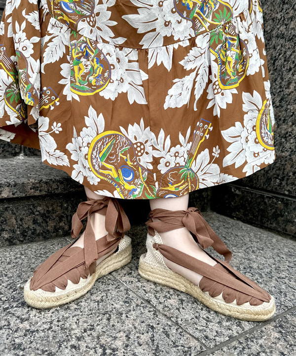 イシイ サオリさんの「BEAMS WOMEN｜【別注】SUN SURF / ノースリーブ キャミ ワンピース」を使ったコーディネート