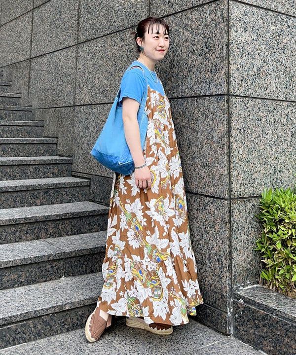 イシイ サオリさんの「BEAMS WOMEN｜【別注】SUN SURF / ノースリーブ キャミ ワンピース」を使ったコーディネート