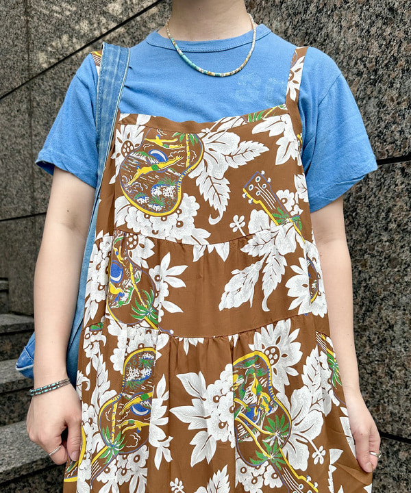 イシイ サオリさんの「BEAMS WOMEN｜【別注】SUN SURF / ノースリーブ キャミ ワンピース」を使ったコーディネート