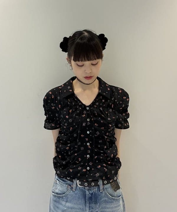 りかちょび/岸本梨佳さんの「フラワー プリント シャーリング シャツ　　26SS  花柄 ショート丈 洗える イージーケア 夏 ブラウス」を使ったコーディネート