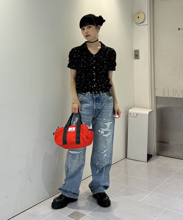 りかちょび/岸本梨佳さんの「フラワー プリント シャーリング シャツ　　26SS  花柄 ショート丈 洗える イージーケア 夏 ブラウス」を使ったコーディネート