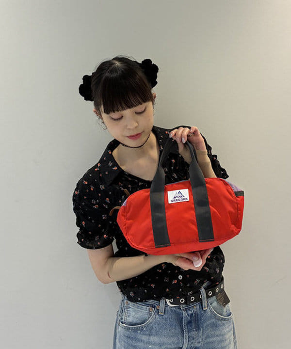 りかちょび/岸本梨佳さんの「フラワー プリント シャーリング シャツ　　26SS  花柄 ショート丈 洗える イージーケア 夏 ブラウス」を使ったコーディネート