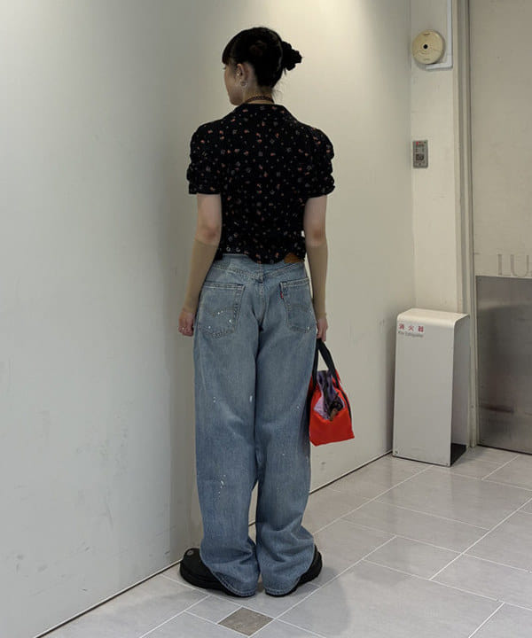りかちょび/岸本梨佳さんの「フラワー プリント シャーリング シャツ　　26SS  花柄 ショート丈 洗える イージーケア 夏 ブラウス」を使ったコーディネート