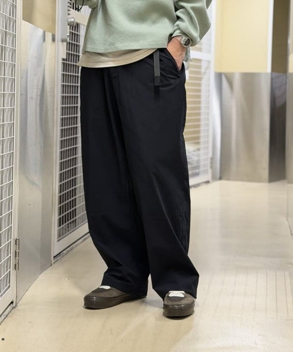 BAKU(東江 漠)さんの「BEAMS WOMEN｜【別注】Gramicci / 4WAYストレッチ ナイロン スラックス」を使ったコーディネート