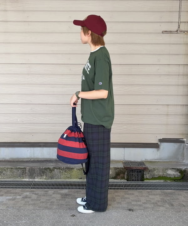 宮崎 瞳花さんの「BEAMS WOMEN｜チェック スラックス ＜オフィスカジュアル / セットアップ対応 / オンオフ兼用＞」を使ったコーディネート