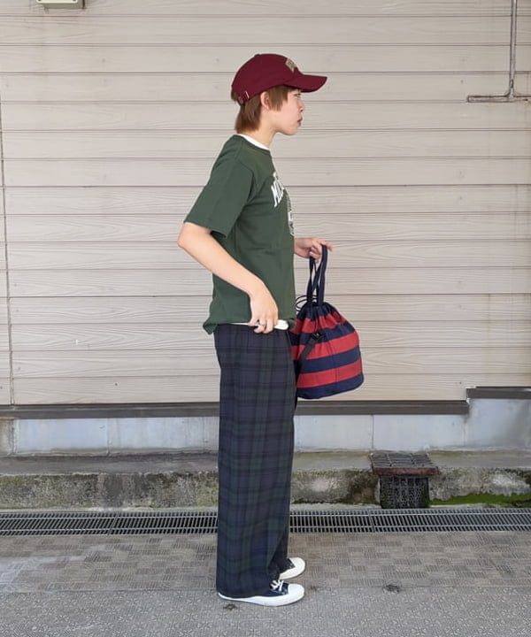 宮崎 瞳花さんの「BEAMS WOMEN｜チェック スラックス ＜オフィスカジュアル / セットアップ対応 / オンオフ兼用＞」を使ったコーディネート