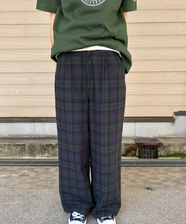 宮崎 瞳花さんの「BEAMS WOMEN｜チェック スラックス ＜オフィスカジュアル / セットアップ対応 / オンオフ兼用＞」を使ったコーディネート
