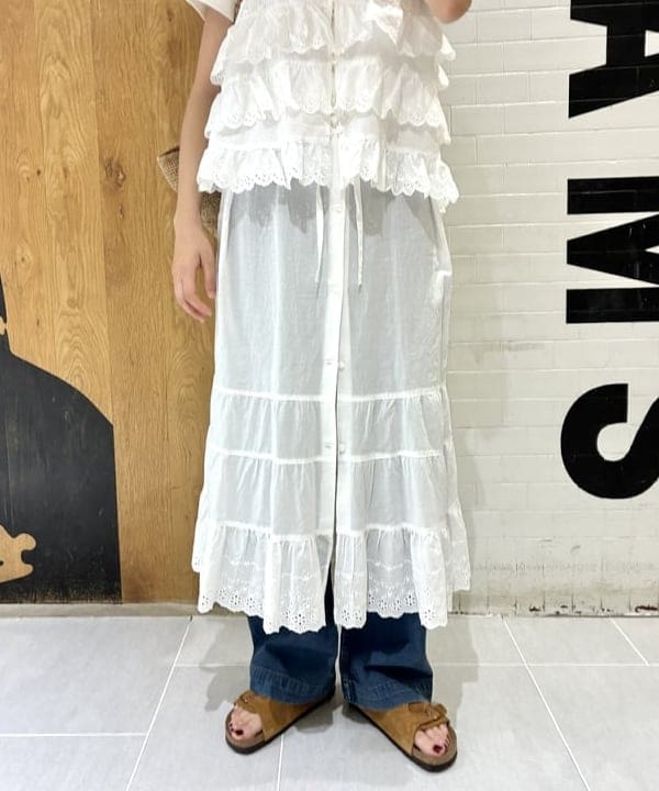 津藤 理佐子さんの「BEAMS WOMEN｜カットワーク キャミワンピース」を使ったコーディネート