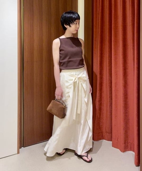 イナダさんの「BEAMS WOMEN｜フロントタイ ギャザースカート」を使ったコーディネート