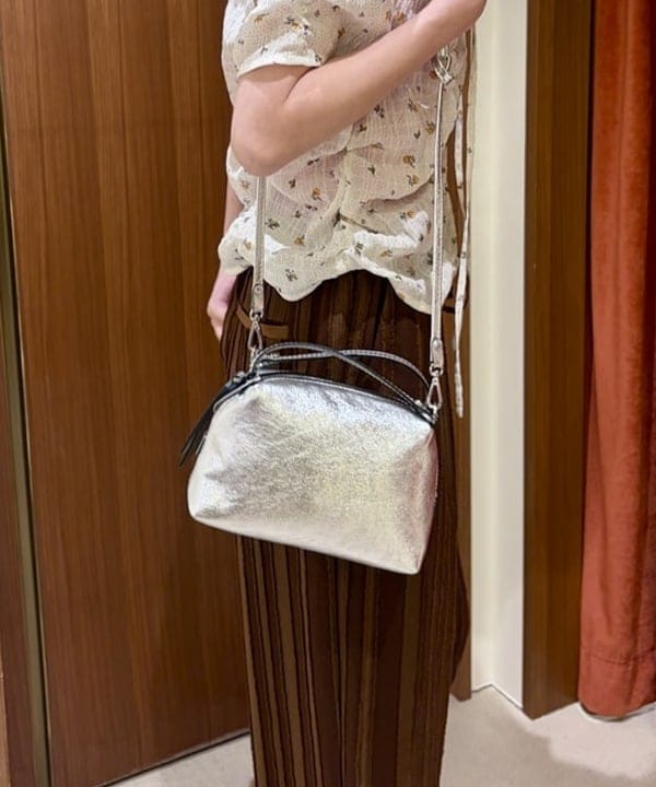 むりょさんの「BEAMS WOMEN｜GIANNI CHIARINI / メタリック ALIFA レザーショルダーバッグ S」を使ったコーディネート