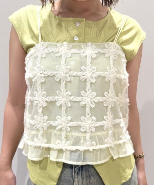 松本 佳菜子さんの「BEAMS WOMEN｜テープ 刺繍 シアー キャミソール」を使ったコーディネート