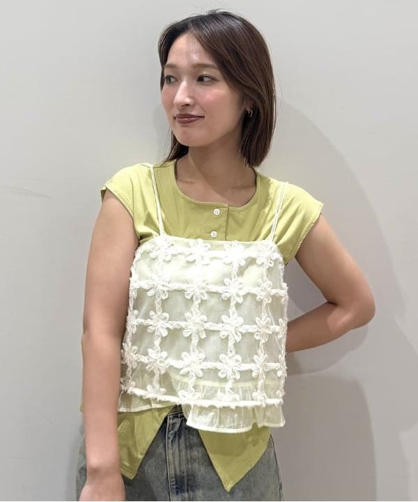松本 佳菜子さんの「BEAMS WOMEN｜テープ 刺繍 シアー キャミソール」を使ったコーディネート