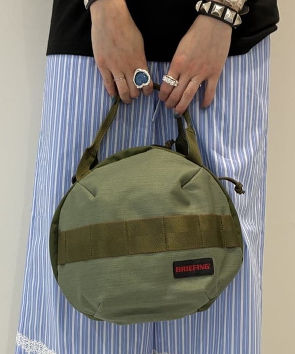 りかちょび/岸本梨佳さんの「BEAMS WOMEN｜【別注】BRIEFING / ヘルメット バッグ &rdquo;OLIVE&rdquo;」を使ったコーディネート