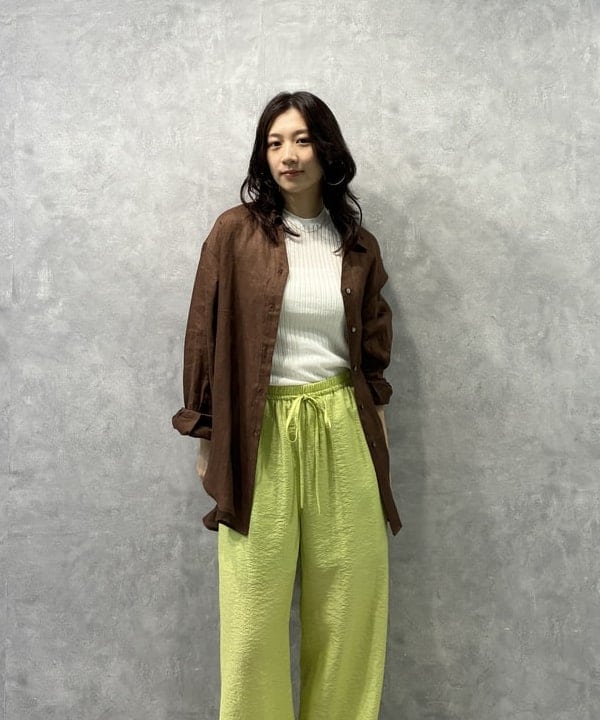 坂本 涼花さんの「BEAMS WOMEN｜レーヨンリネン ドロスト イージーパンツ」を使ったコーディネート