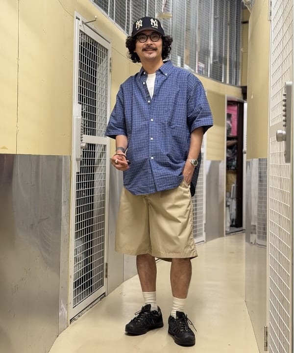 BAKU(東江 漠)さんの「オックスフォード ボタンダウンシャツ 5分丈【ワイドフィット】」を使ったコーディネート