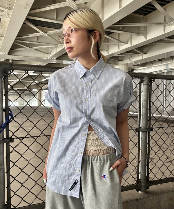 みやさかさんの「BEAMS WOMEN｜オックスフォード ワンポイント ミニボタンダウンシャツ【ベーシックフィット】」を使ったコーディネート