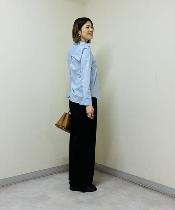 岩沢 珠代さんの「BEAMS WOMEN｜AK+1 / 刺繍 レギュラーカラーシャツ」を使ったコーディネート