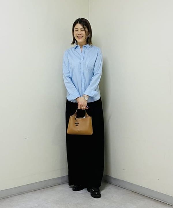 岩沢 珠代さんの「BEAMS WOMEN｜AK+1 / 刺繍 レギュラーカラーシャツ」を使ったコーディネート