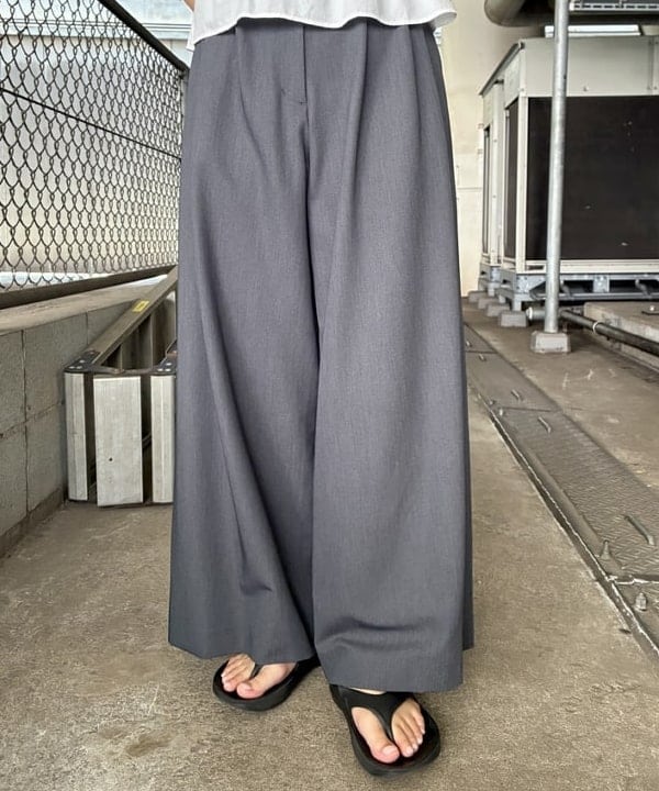 早川 萌子さんの「BEAMS WOMEN｜ケープ カラー オフショルダー ブラウス」を使ったコーディネート