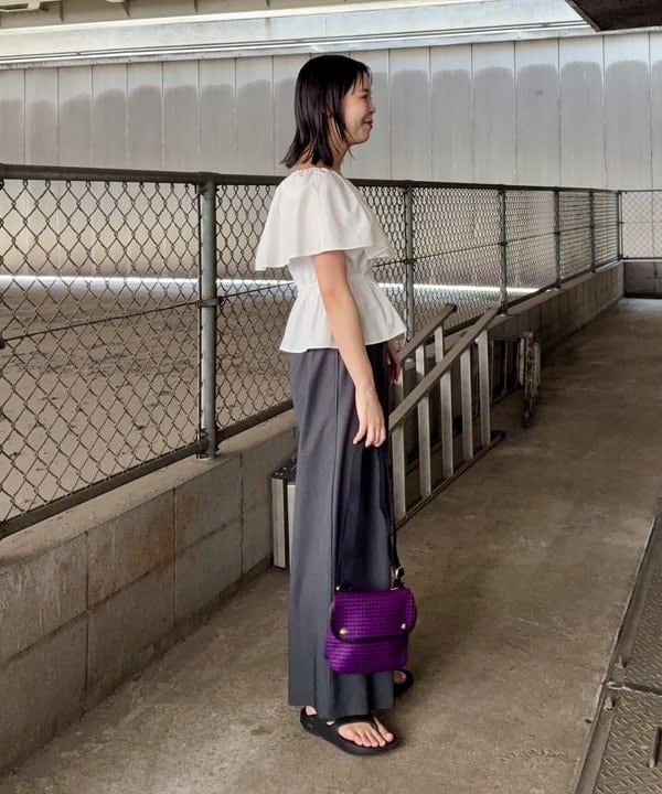 早川 萌子さんの「BEAMS WOMEN｜ケープ カラー オフショルダー ブラウス」を使ったコーディネート
