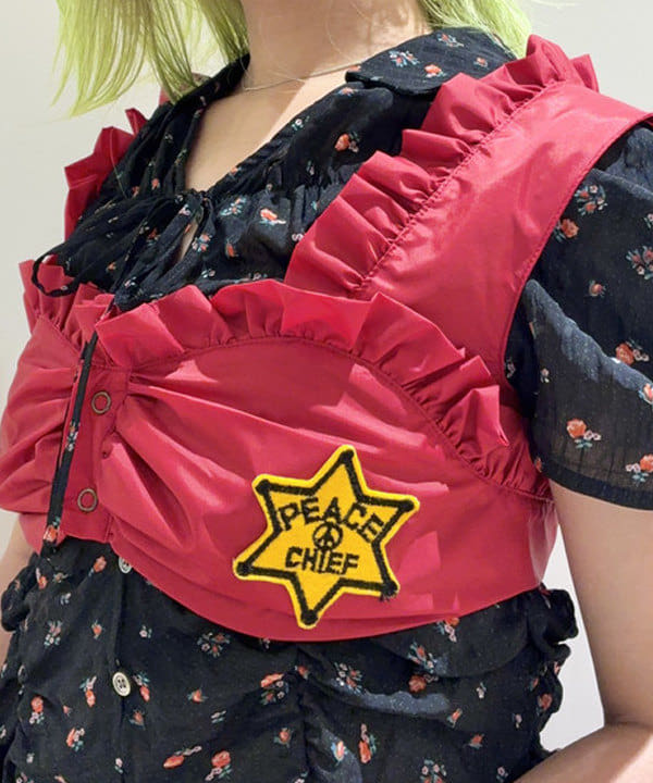 はっとりさんの「BEAMS WOMEN｜フラワー プリント シャーリング シャツ　　26SS  花柄 ショート丈 洗える イージーケア 夏 ブラウス」を使ったコーディネート