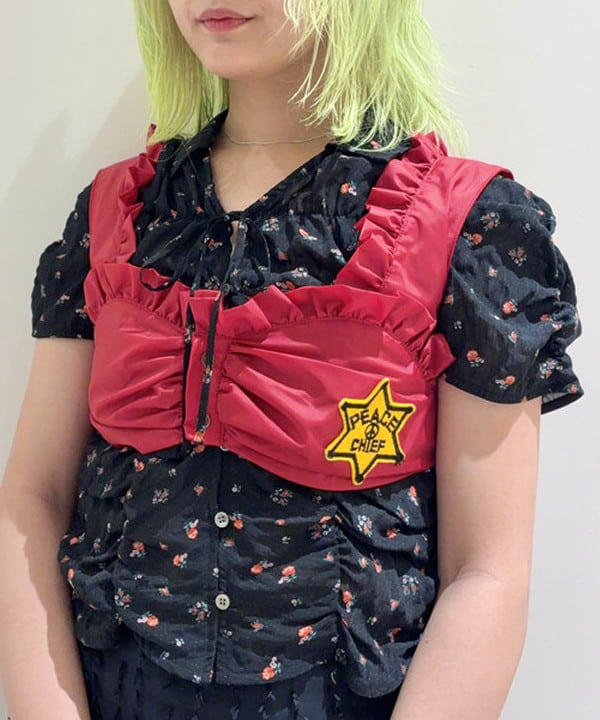 はっとりさんの「BEAMS WOMEN｜フラワー プリント シャーリング シャツ　　26SS  花柄 ショート丈 洗える イージーケア 夏 ブラウス」を使ったコーディネート