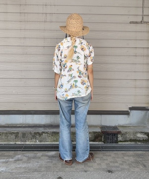 MATSUMOTO AMIさんの「BEAMS WOMEN｜【別注】SUN SURF / オープンカラー シャツ」を使ったコーディネート