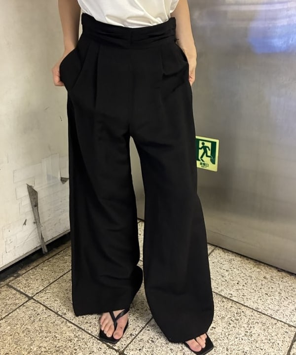 野村 美紅さんの「BEAMS WOMEN｜AK+1 / リネン ダブルタック パンツ」を使ったコーディネート
