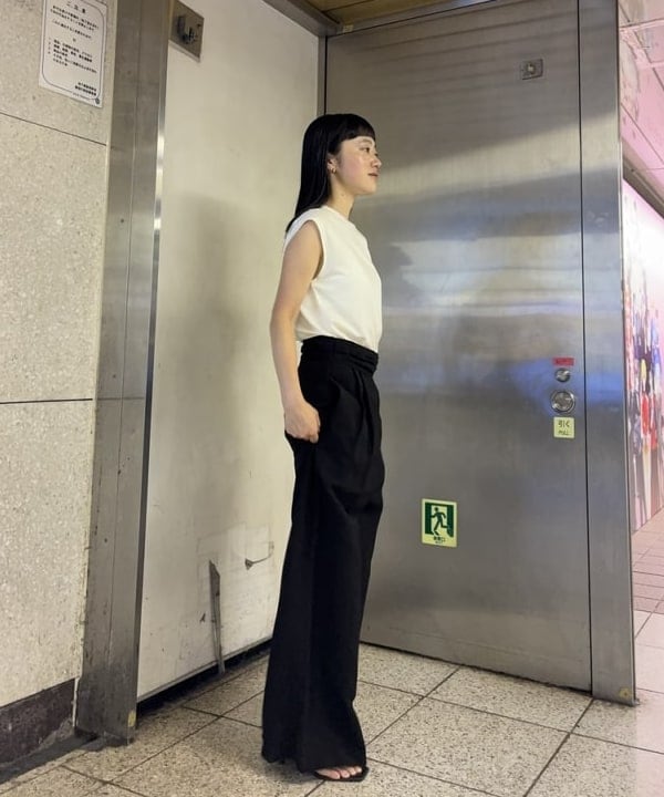 野村 美紅さんの「BEAMS WOMEN｜AK+1 / リネン ダブルタック パンツ」を使ったコーディネート